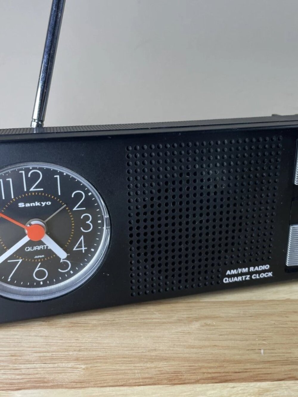 Vintage Sankyo 134P Quartz Alarm Clock Radio AM FM Battery Powered Made in Hong
